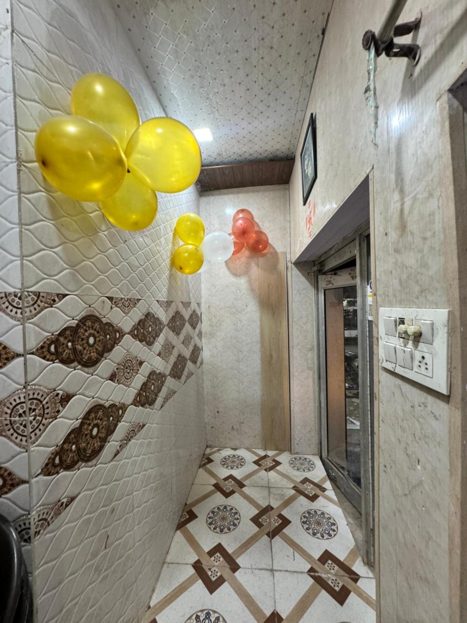 ホテル Pakhi Residency Vrindāvan エクステリア 写真