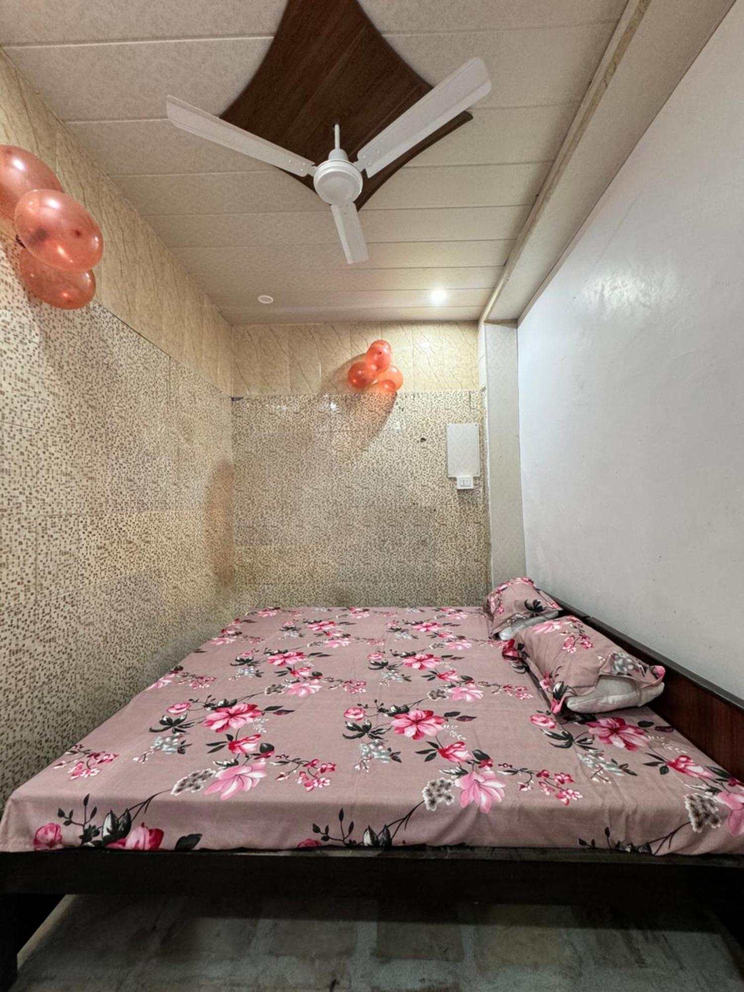 ホテル Pakhi Residency Vrindāvan エクステリア 写真