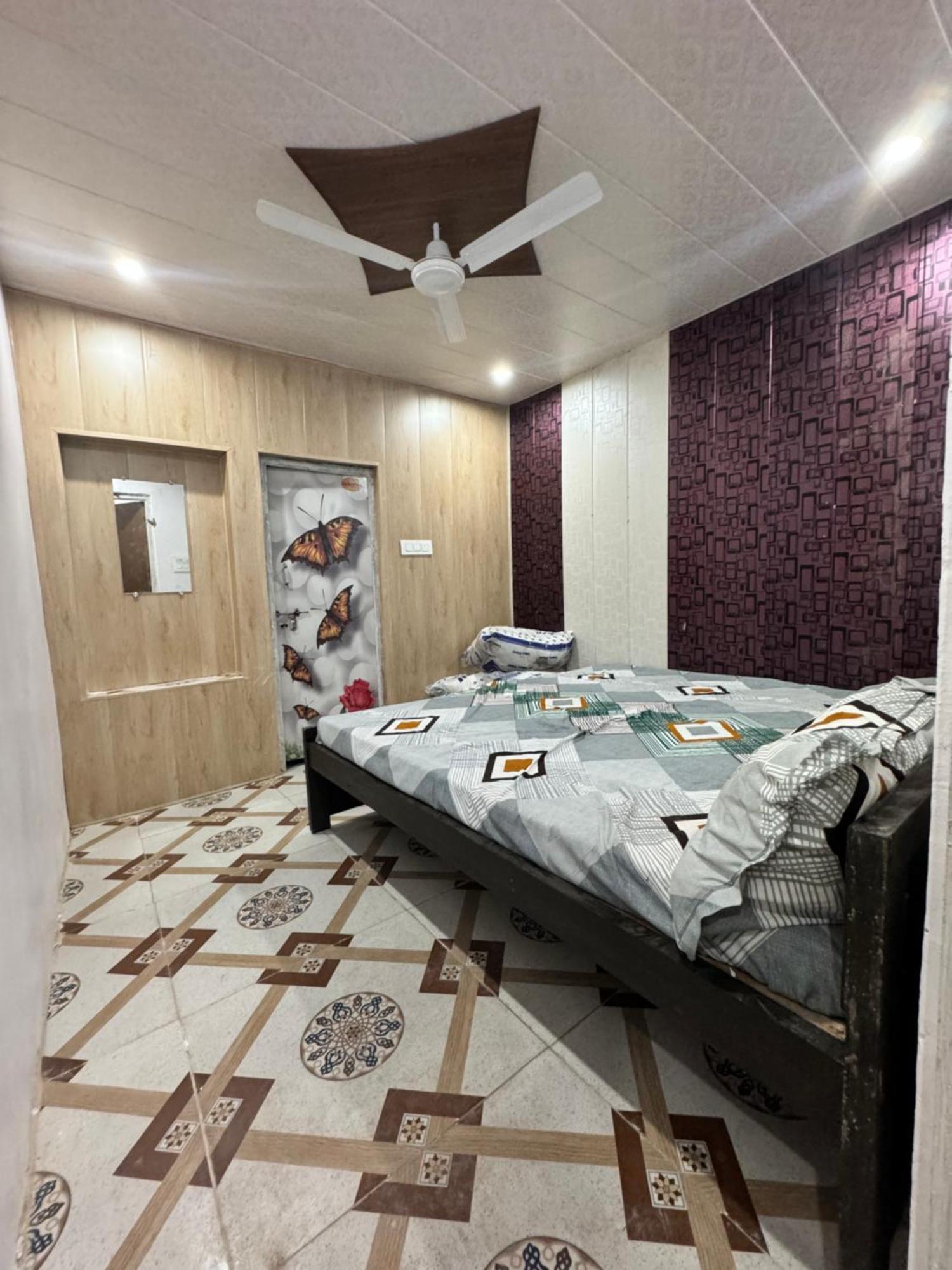 ホテル Pakhi Residency Vrindāvan エクステリア 写真