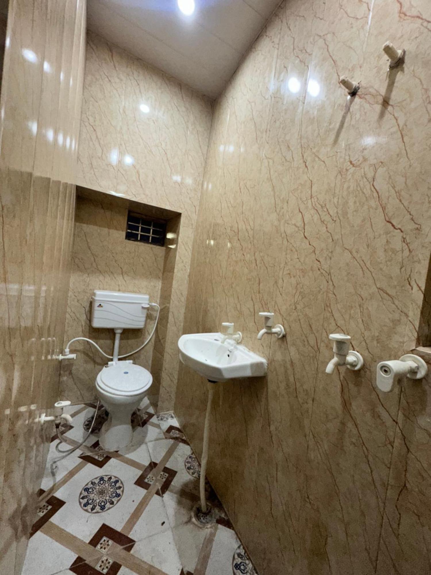 ホテル Pakhi Residency Vrindāvan エクステリア 写真