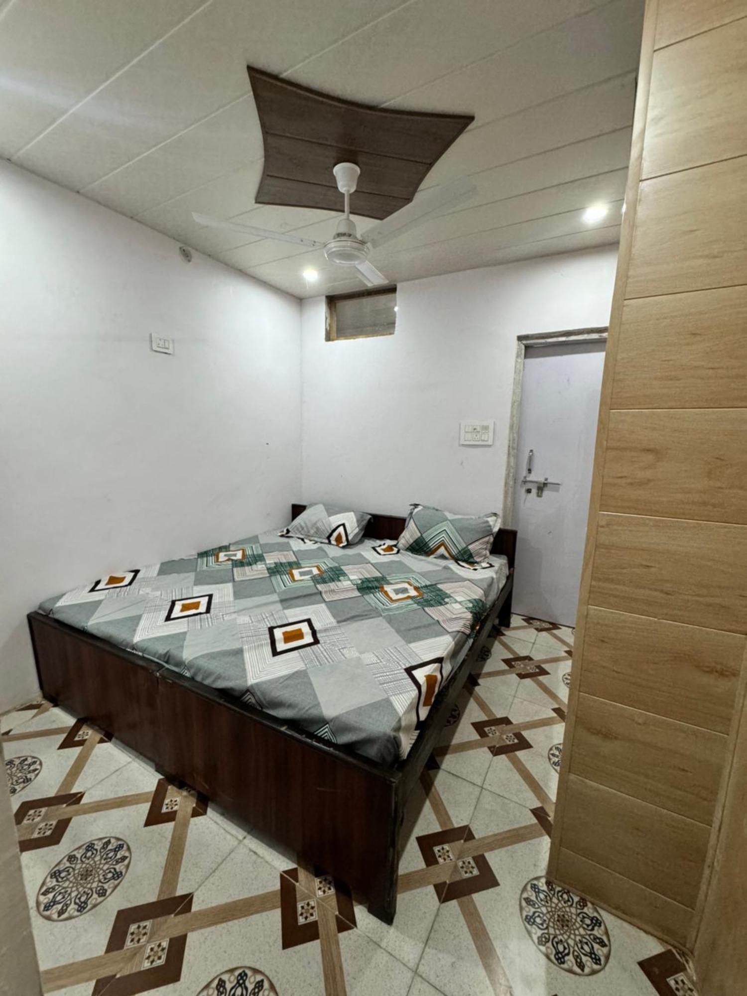 ホテル Pakhi Residency Vrindāvan エクステリア 写真