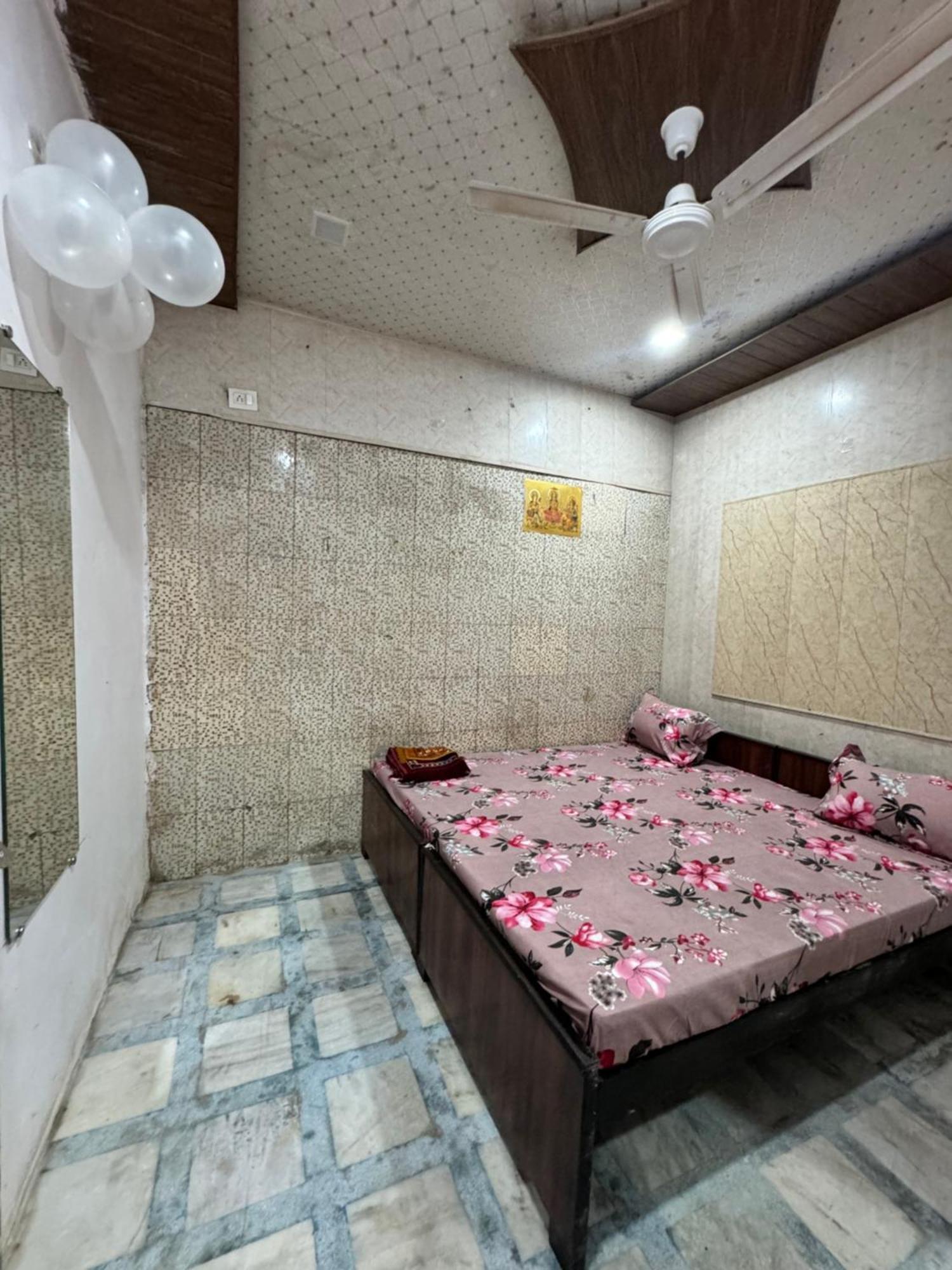 ホテル Pakhi Residency Vrindāvan エクステリア 写真